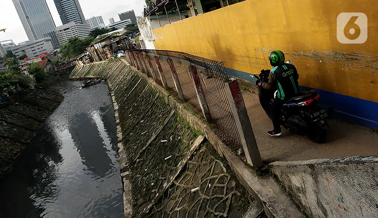 Pengendara sepeda motor melintasi jalur alternatif di belakang Kompleks Patra Jasa, Jakarta Selatan, Rabu (1/3/2023). Jalur alternatif seperti gang, jalan kecil, maupun jalan tembusan menjadi pilihan bagi pengendara sepeda motor untuk menghindari kemacetan di jalan-jalan protokol Ibu Kota. (Liputan6.com/Johan Tallo)