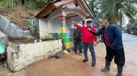 Wali Kota Depok, Mohammad Idris meninjau longsor di Sukmajaya, Kota Depok. (Foto: Diskominfo Kota Depok)
