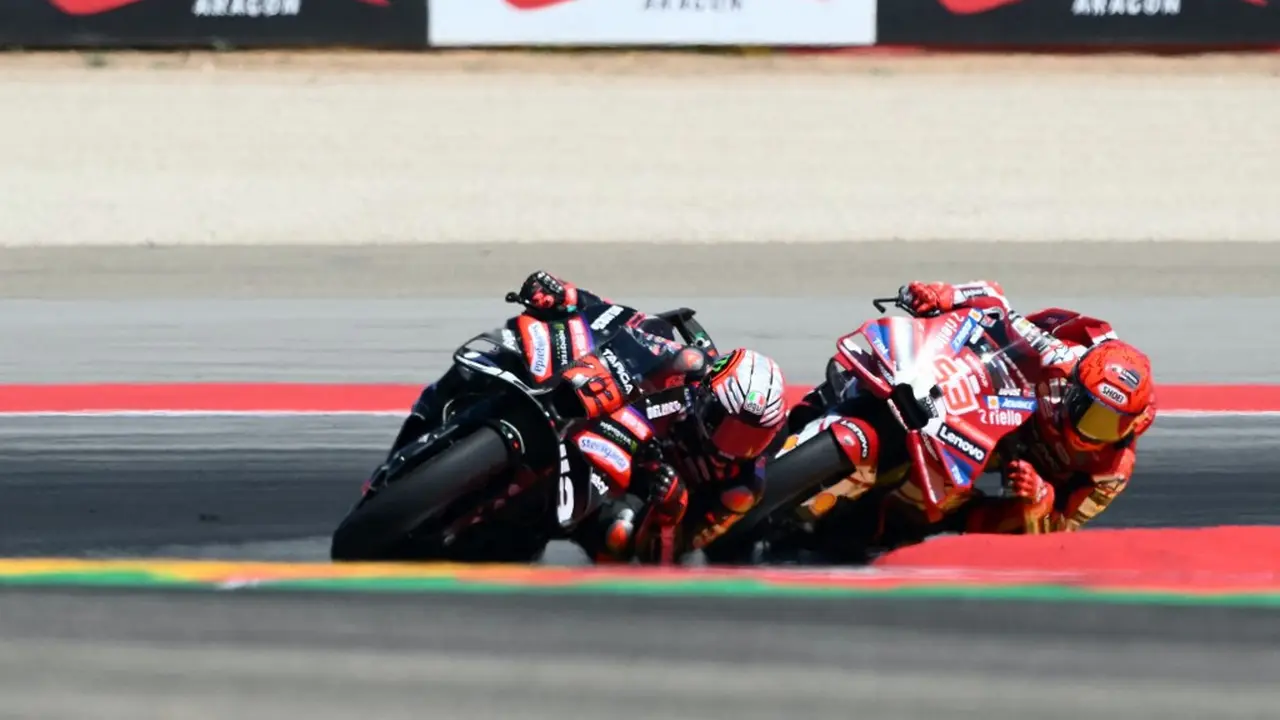 Pembalap Aprilia Racing, Marco Bezzecchi (kiri), dan pembalap Ducati Lenovo, Marc Marquez