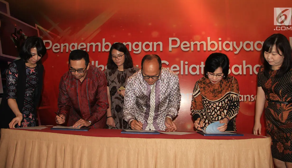 Ketua Umum APPI Suwandi Wiratno (kedua kiri), Ketua Umum Kadin Rosan Roeslani (tengah) dan  Suryani Molik Ketua Umum  HIPPI (kedua kanan) menanda tangani MOU di Jakarta (14/8). (Liputan6.com/Helmi Afandi)