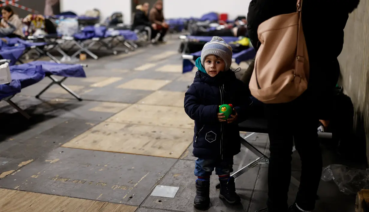 Seorang anak terlihat di pusat pengungsi yang baru tiba dari Ukraina di Messe di Berlin, Jerman pada 11 Maret 2022. Badan PBB untuk urusan pengungsi (UNHCR)mengatakan setidaknya 2,5 juta orang telah meninggalkan Ukraina, dengan lebih dari setengahnya sekarang di Polandia. (Odd ANDERSEN / AFP)