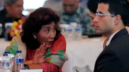 Menteri Kelautan dan Perikanan, Susi Pudjiastuti berbincang dengan para peserta The Marine and Fisheries Business and Investment Forum di Kantor KKP, Jakarta, Kamis (11/2/2016). (Liputan6.com/Angga Yuniar) 