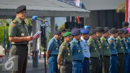 Panglima TNI Jenderal Gatot Nurmantyo memberikan pidato di Dermaga Mako Kolinlamil, Jakarta, Kamis (27/8/2015). Sebanyak 107 prajurit akan berangkat dengan KRI Bung Tomo-357 ke Lebanon untuk menjalankan misi perdamaian. (Liputan6.com/Faizal Fanani)