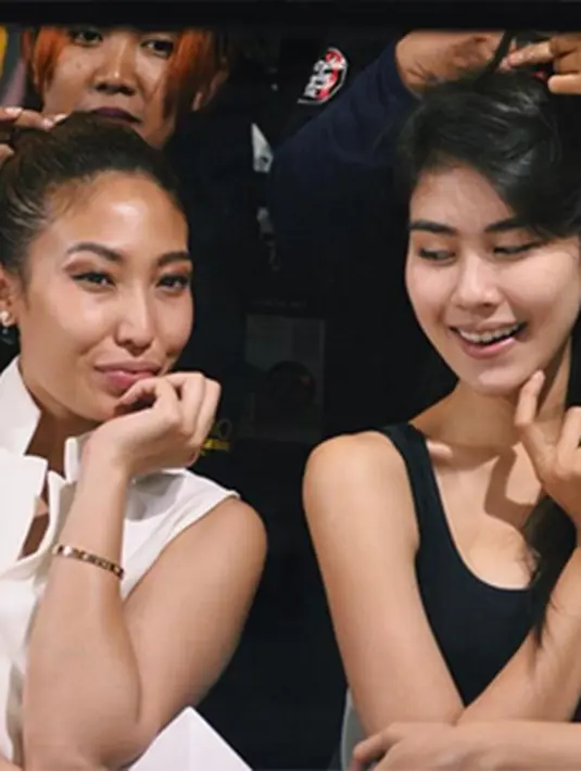 Para selebriti tersebut memang menjadi muse untuk koleksi busana dari lini fesyen Luna Maya seperti Ayu Dewi dan Shahnaz yang terlihat di ruang make up. (Via Instagram/@Lunahabit)