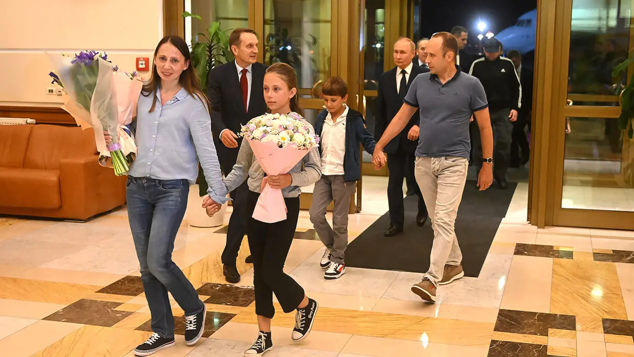 Mata-mata Rusia, Anna Dultseva, Artyom Dultsev dan anak-anak mereka tiba di Moskow. (Ria Novosti/Kremli)