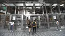 Pengunjung masuk ke pusat perbelanjaan Hudson Yards, New York City, Amerika Serikat, 9 September 2020. Pusat perbelanjaan di New York City diizinkan kembali buka dengan kapasitas 50 persen, setelah ditutup beberapa bulan sejak New York memberlakukan karantina wilayah. (Xinhua/Wang Ying)