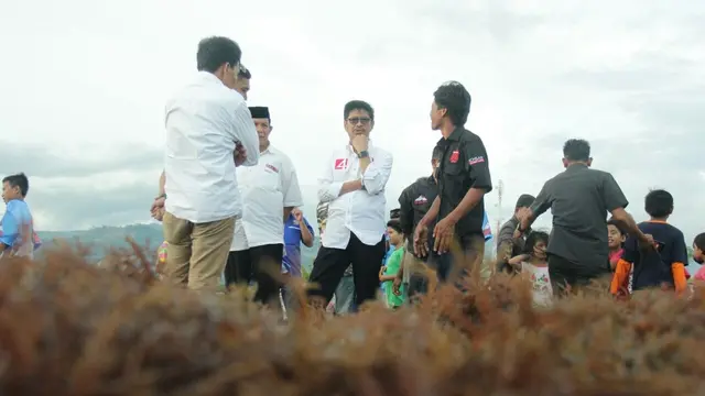 Ichsan Yasin Limpo Sambangi Petani Rumput Laut di Basis Rivalnya (Liputan6.com/ Eka Hakim)
