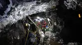Penambang Dai Walker (kiri) dan pimpinan Alba Mineral Resources George Frangeskides memeriksa kondisi bawah tanah kelima tambang emas Clogau St David dekat Dolgellau, Wales, pada 27 Maret 2025. (Oli SCARFF/AFP)