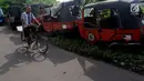 Sejumlah bangkai bajaj oranye tergeletak di kawasan Roxy, Jakarta Barat, Selasa (27/2). Bajaj merupakan angkutan umum, untuk penumpang dan barang, yang dibawa masuk ke Jakarta guna menggantikan becak. (Liputan6.com/JohanTallo)