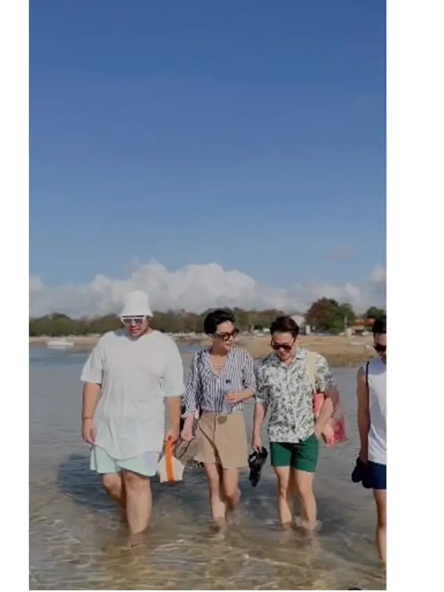 6 Potret Ivan Gunawan Liburan di Bali, Foto Bareng Pria Tanpa Baju Bikin Heboh