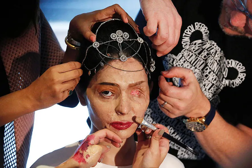Reshma Quereshi, model yang juga korban air keras didandani sebelum tampil di NYFW. (Via: boredpanda.com)