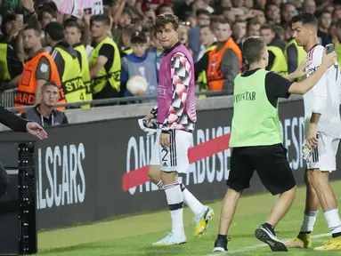 Ada momen tak biasa saat Manchester United meraih kemenangan saat berjumpa Sheriff Tiraspol pada matchday kedua Liga Europa 2022/2023. Cristiano Ronaldo tertangkap kamera menolak ajakan berfoto dari seorang fans. (AP/Sergei Grits)