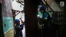 Petugas PLN melakukan pengecekan instalasi jaringan listrik di permukiman padat penduduk kawasan Tambora, Jakarta, Kamis (22/8/2019). Kegiatan tersebut dilakukan sebagai bentuk kepedulian PLN dalam mengajak warga untuk memperhatikan instalasi kelistrikan yang aman. (Liputan6.com/Faizal Fanani)