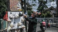 Iskandar (59) menyiapkan paket sembako "Sedekah Cantholan" di kawasan Cawang, Jakarta Timur, Selasa (27/7/2021). Berawal dari niat membantu masyarakat di tengah pandemi Covid-19, Iskandar menggelar "Sedekah Cantholan". (merdeka.com/Iqbal S Nugroho)