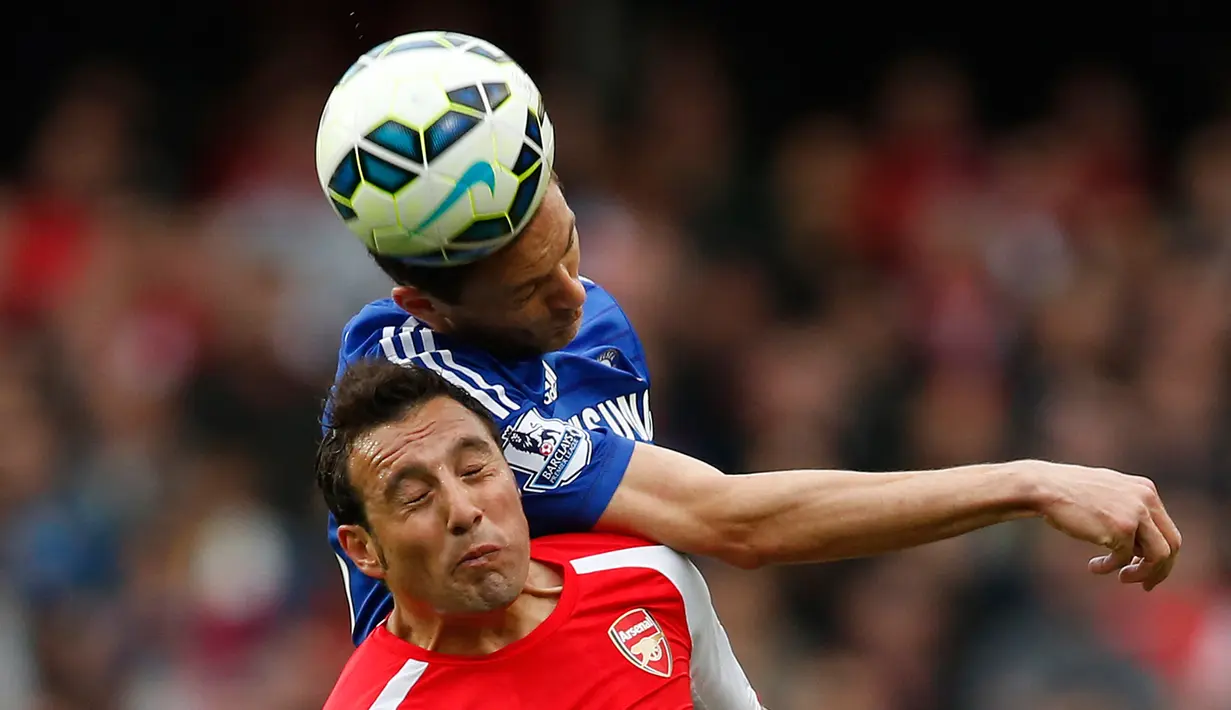 Gelandang Arsenal, Santi Cazorla berebut bola dengan gelandang Chelsea Nemanja Matic saat Laga Liga Premier Inggris di Emirates Stadium, Minggu (26/4/2015). Arsenal bermain imbang 0-0 atas Chelsea. (Reuters/John Sibley)