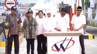 Presiden Joko Widodo (Jokowi) meresmikan jalan  Tol Pasuruan-Probolinggo di Gerbang Tol Probolinggo Timur, Jawa Timur, Rabu (0/4/2019). (Dok Kementerian BUMN)
