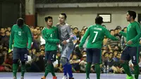 Timnas Futsal Indonesia saat melawan klub Pelindo FC pada laga uji coba di Tifosi Sport Center, Kalimalang, Jakarta Timur, (13/1/2017). (Bola.com/Nicklas Hanoatubun) 