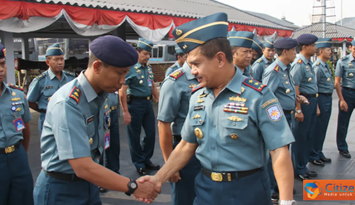 Citizen6, Tanjung Priok: Pangkolinlamil, Laksamana Muda TNI S.M. Darojatim menyalami para Kasatker dan para komandan unsur usai melaksanakan kegiatan apel khusus di Dermaga Kolinlamil, Tanjung Priok, Jakarta, Senin (13/8). (Pengirim: Dispenkolinlamil)