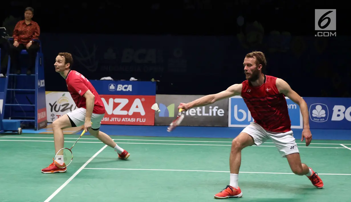Ganda Putra Denmark, Mathias Boe/Crasten Mogensen saat melawan M Rian Ardianto/Fajar Alfian (Indonesia) di Semifinal Indonesia Open 2017, Jakarta, Sabtu (17/6). M Rian Ardianto/Fajar Alfian kalah 17-21, 21-18, 12-21. (Liputan6.com/Helmi Fithriansyah)