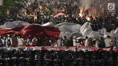 Massa aksi Gerakan Nasional Kedaulatan Rakyat mulai melakukan kericuhan usai berbuka puasa dan salat maghrib berjemaah di perempatan sekitar Gedung Bawaslu, Jakarta, Rabu (22/5/2019). (Liputan6.com/Helmi Fithriansyah)