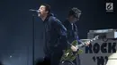Mantan vokalis Oasis Liam Gallagher hibur penggemarnya saat membawakan lagu dalam konser musik Liam Gallagher of OASIS - World Tour 2018 di Ecovention Hall Ancol, Jakarta, Minggu (14/1). (Liputan6.com/Johan Tallo)