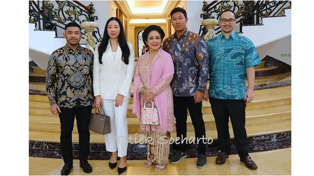 6 Potret Titiek Soeharto Usai Acara Pelantikan DPR RI, Syukuran Bersama Keluarga