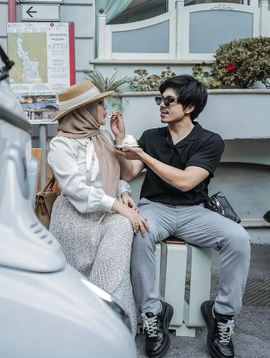 Momen saat Atta Halilintar terlihat memberikan suapan kepada sang istri ini juga tak lepas dari sorotan. Pasalnya, keduanya tampak begitu mesra dan harmonis bersama. (Liputan6.com/IG/@aurelie.hermansyah)