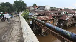 Warga beraktivitas di dekat bantaran Sungai Ciliwung, Manggarai, Jakarta, Senin (31/10). Saat ini terdapat 13,5 juta penduduk Indonesia yang hidup miskin di lingkungan kumuh dengan kualitas hidup di bawah standar. (Liputan6.com/Immanuel Antonius) 