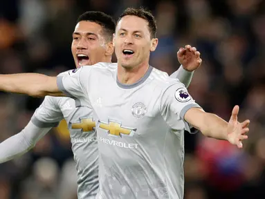 Gelandang Manchester United, Nemanja Matic merayakan gol ke gawang Crystal Palace dalam lanjutan Liga Inggris di Stadion Selhurst Park, Senin (5/3). Matic berhasil mengunci kemenangan MU usai mencetak gol penentu di penghujung laga. (AP/Tim Ireland)