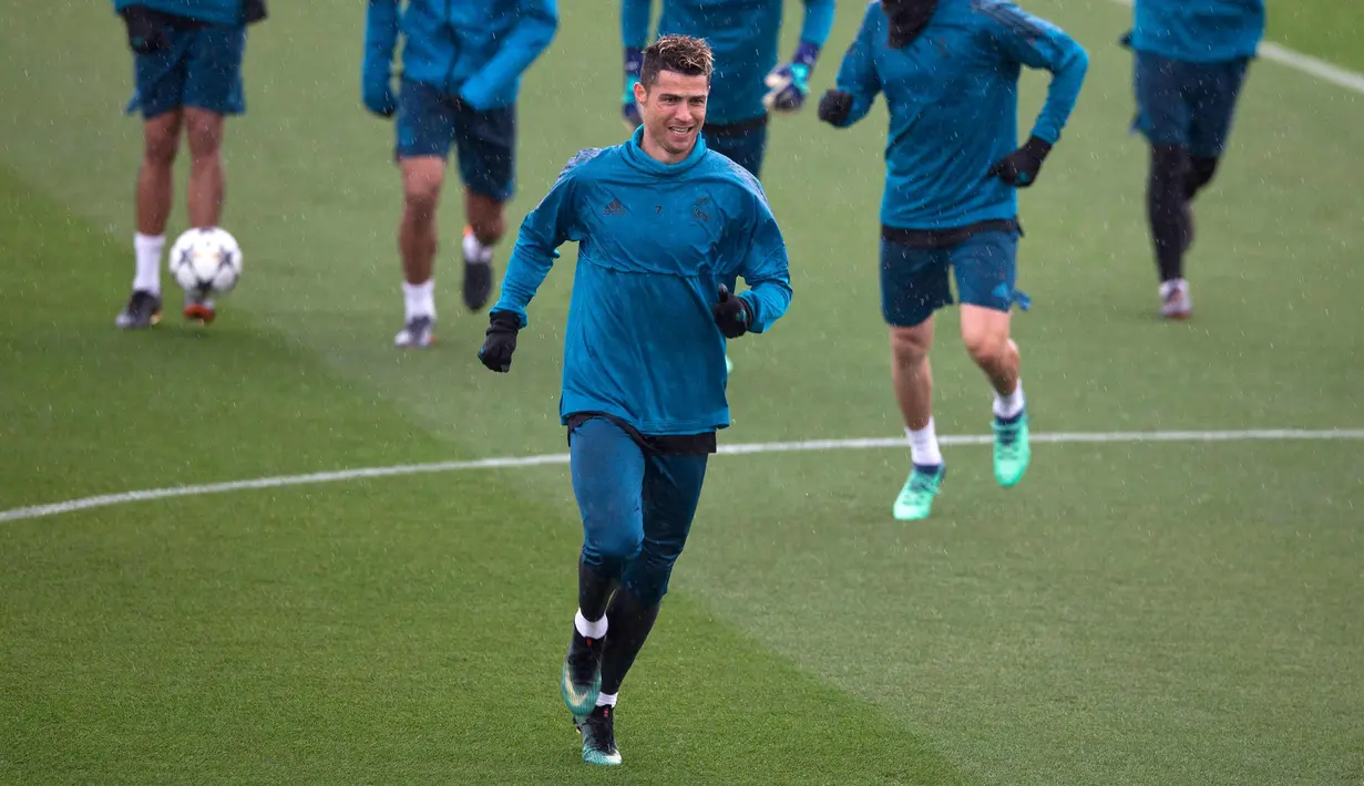 Penyerang Real Madrid, Cristiano Ronaldo melakukan pemanasan saat latihan di Madrid, Spanyol (10/4). Pada leg pertama Madrid menang 3-0 atas Juventus dan Ronaldo mencetak dua gol pada pertandingan tersebut. (AP Photo/Paul White)