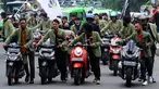 Puluhan Mahasiswa Universitas Djuanda melakukan aksi tolak kenaikan harga bahan bakar minyak (BBM) dengan mendorong motornya sekitar 3 km dari Tugu Kujang hingga pintu 3 Istana Bogor, Kota Bogor, Jawa Barat, Rabu (7/9/20222). Aksi yang dimulai sekitar pukul 14.30 WIB dari Tugu Kujang. Aksi ini merupakan simbol kekecewaan terhadap Pemerintah. (Merdeka.com/Arie Basuki)