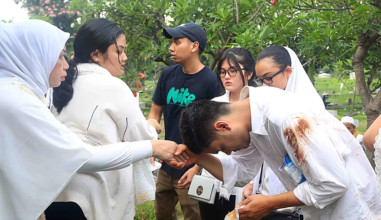 Musisi yang bernama Astono Handoko alias Asta RAN berusaha tegar melepas kepergian adik tercintanya. Sahabatnya di RAN, Rayi dan Nino juga terlihat hadir mengantarkan ke peristirahatan terakhirnya. (Deki Prayoga/Bintang.com)