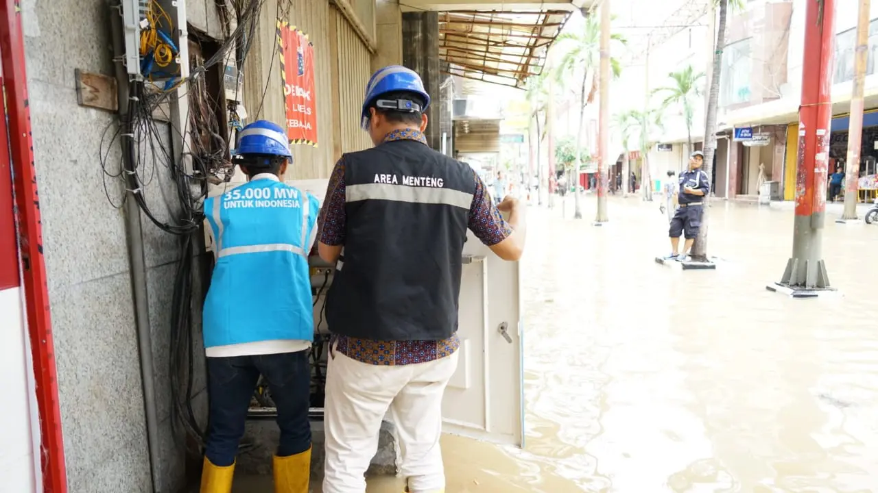 Petugas PLN sedang memeriksa kelistrikan di Jakarta. Dok PLN