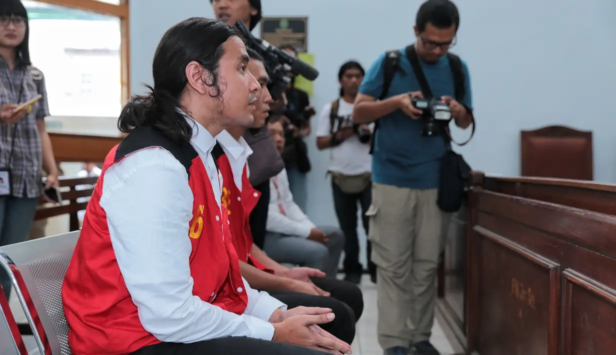 Begitu juga saat berada di dalam ruang persidangan. Ello yang mengenakan kemeja dan rompi tahanan terlihat begitu tenang, meskipun sesekali tertunduk ketika mendengarkan majelis hakim. (Adrian Putra/Bintang.com)