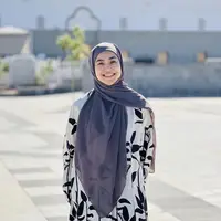 Gaya Terbaru Feni Rose Tampil Berhijab, credit: Instagram (@fenirose)