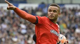 Carlton Morris, striker Luton Town berusia 28 tahun ini tercatat telah mencetak total 4 gol dan 4 assist dari 20 laga di Premier League 2023/2024. Dua gol di antaranya dihasilkan melalui eksekusi penalti, yaitu saat kalah 1-4 dari Brighton and Hove Albion pada pekan pertama (12/8/2023) dan saat bermain imbang 1-1 dengan Wolverhampton Wanderers pada pekan ke-6 (23/9/2023). (AFP/Justin Tallis)
