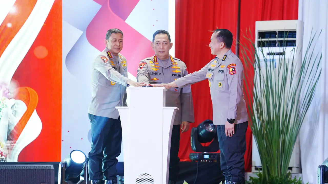Kapolri Jenderal Listyo Sigit Prabowo menghadiri kegiatan Bakti Kesehatan di Polres Metro Bekasi, Senin (16/6/2025).