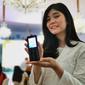 Model memegang Hape Online - 4G Smart Feature Phone. (Liputan6.com/ Mochamad Wahyu Hidayat)