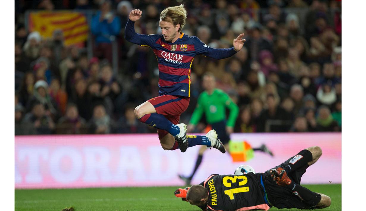 Pemain FC Barcelona, Ivan Rakitic melewati pemain RCD Espanyol, Pau Lopez pada laga Copa Del REy leg kedua babak 16 besar di Stadion Power8,  Cornella-El Prat, Barcelona, Spanyol,Kamis (14/1/2016) dini hari WIB. (EPA/Andreu Dalmau)