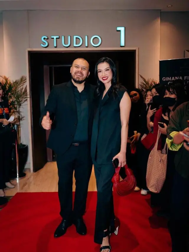 7 Tampilan Dramatis Raline Shah dengan Setelan Hitam dan Lipstik Merah Menyala di Gala Premiere Pengabdi Setan, Curi Perhatian