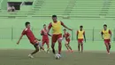 Sejumlah pemain Arema Cronus mematangkan strategi saat latihan jelang leg kedua semi final Piala Presiden melawan Sriwijaya F.C di Stadion Gajayana, Malang, Rabu (7/10/2015). (Bola.com/Vitalis Yogi Trisna)
