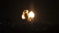 Bola api muncul setelah serangan udara Israel di Rafah, Jalur Gaza, Palestina, Senin (13/9/2021). Serangan terbaru Israel atas Jalur Gaza dilakukan diklaim sebagai tanggapan atas tembakan roket Palestina ke wilayah Israel. (SAID KHATIB/AFP)