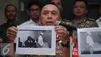 Kapolda Metro Jaya, Irjen Pol Mochammad Iriawan menunjukkan gambar Mayjen (Purn) Kivlan Zein jelang ditangkap, Jakarta, Selasa (6/12). Iriawan memastikan penangkapan Kivlan Zein, sudah sesuai prosedur hukum. (Liputan6.com/Gempur M Surya)