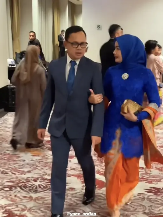Wakil Menteri Dalam Negeri Bima Arya juga hadir mengenakan setelan jas hitam dasi biru. Ia pun bersama istrinya yang mengenakan kebaya deep blue senada dengan kerudungnya dipadukan selendang dan bawahan kain orange. [@bimaaryasugiarto]