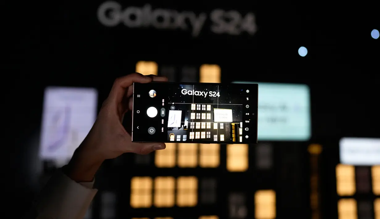 Pada bagian mesin, ponsel ini menggunakan chipset tertinggi dari Qualcomm, yaitu Snapdragon 8 Gen 3 for Galaxy. Galaxy AI yang dihadirkan Samsung sendiri akan berbentuk gabungan AI on device dan AI berbasis cloud. (AP Photo/Lee Jin-man)