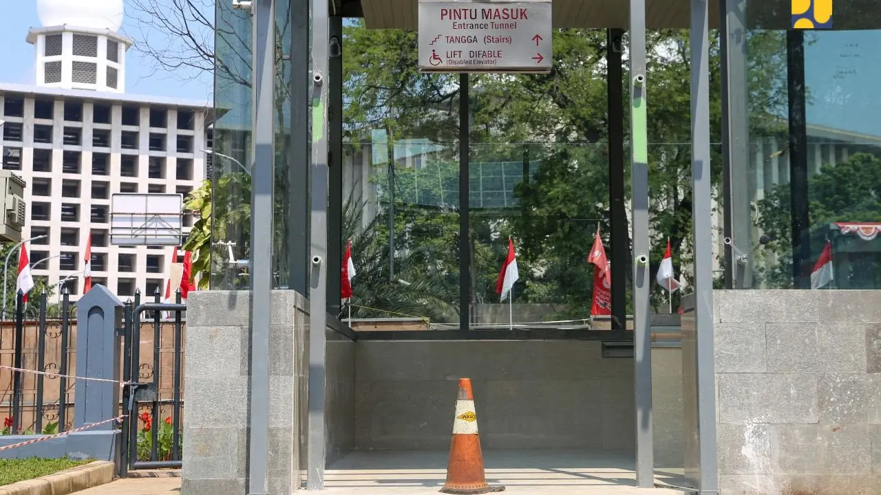 Terowongan Silaturahmi yang menghubungkan Masjid Istiqlal dengan Gereja Katedral Jakarta.