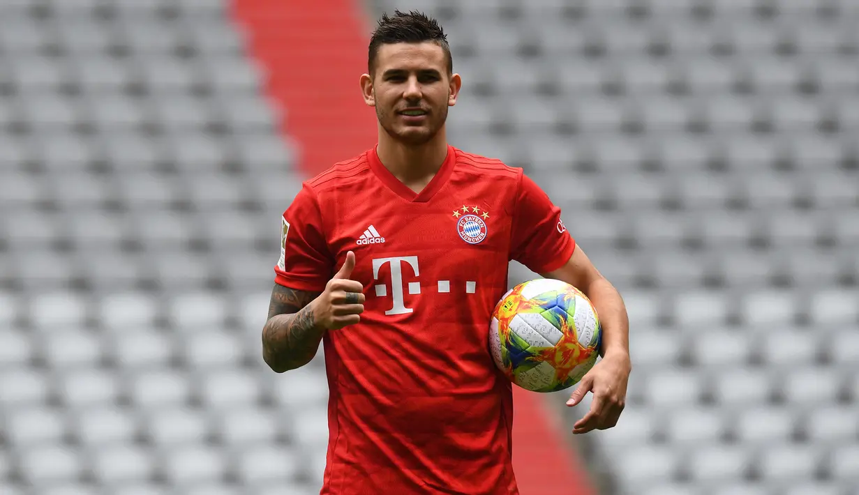 6. Lucas Hernandez (Bayern Munchen) - Mampu bermain sebagai bek tengah dan kiri menjadi keunggulannya dibanding bek muda lainnya. Tak heran jika raksasa Jerman rela menggelontorkan dana 80 juta euro untuk memboyongnya dari Atletico Madrid. (AFP/Christof Stache)
