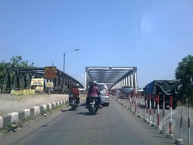 Kondisi saat akan melintasi Jembatan Comal, Jawa Tengah, Jumat (1/8/14). (Liputan6.com/Irna Gustiawati)