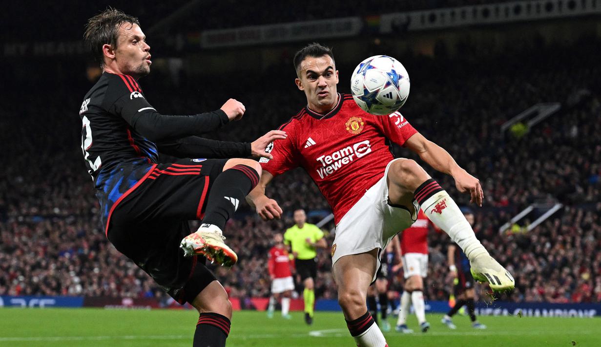 Pemain Manchester United, Sergio Reguilon (kanan) berebut bola dengan pemain FC Copenhagen, Peter Ankersen pada laga Grup A Liga Champions 2023/2024 di Old Trafford, Manchester, Inggris, 24 Oktober 2023. (AFP/Paul Ellis)