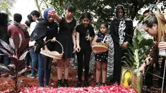 Putri Yana Zein, Aurelia Callista Carilla menaburkan bunga di makam Yana Zein di TPU Gandul, Cinere, Depok, Jumat (2/6). Yana Zein meninggal pada kamis (1/6/2017), karena kanker payudara stadium VI yang dideritanya. (Liputan6.com/Herman Zakharia)